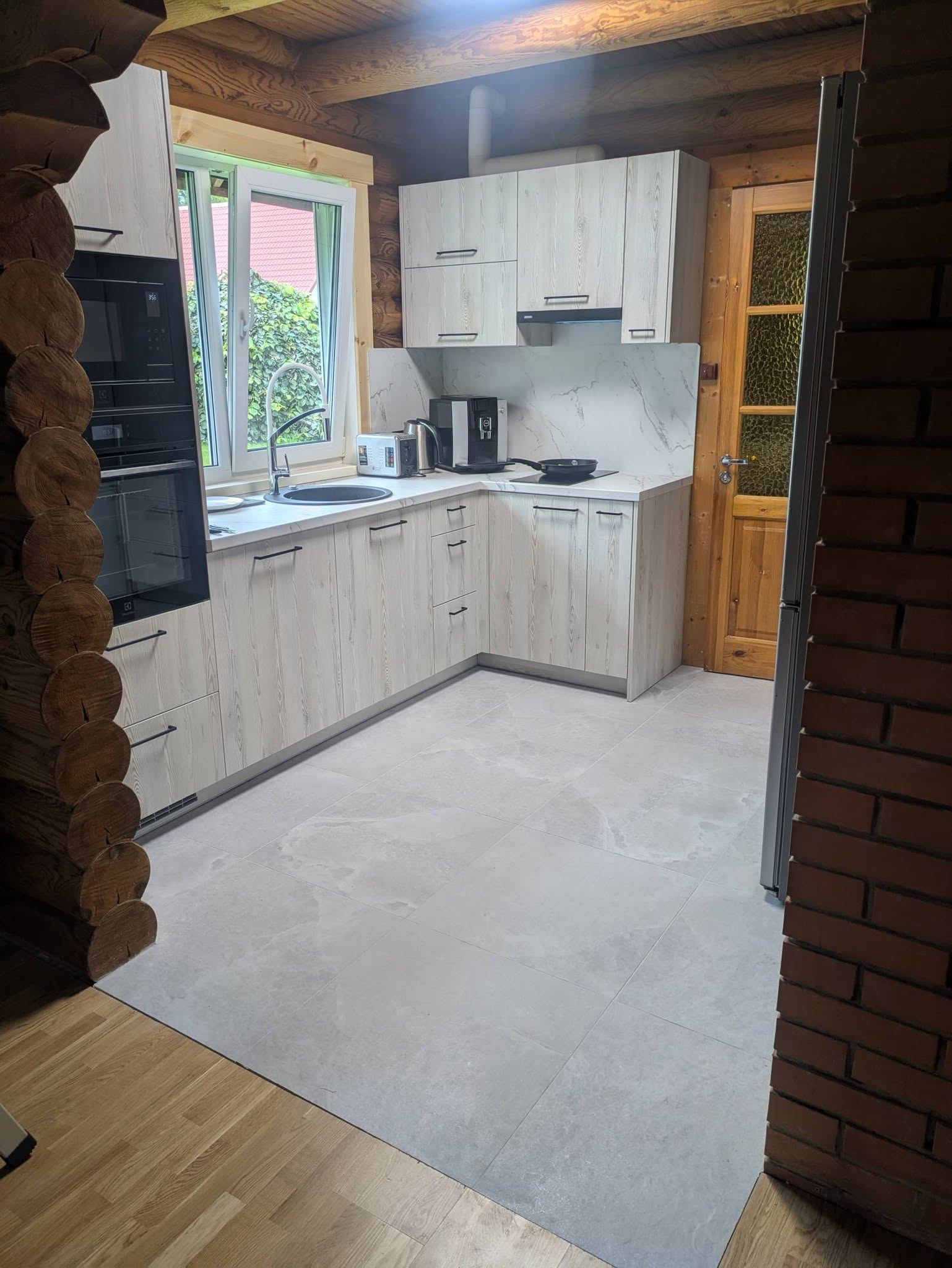 Klient sai endale majja uue ahju ja ka ilusa plaaditud köögipõranda!